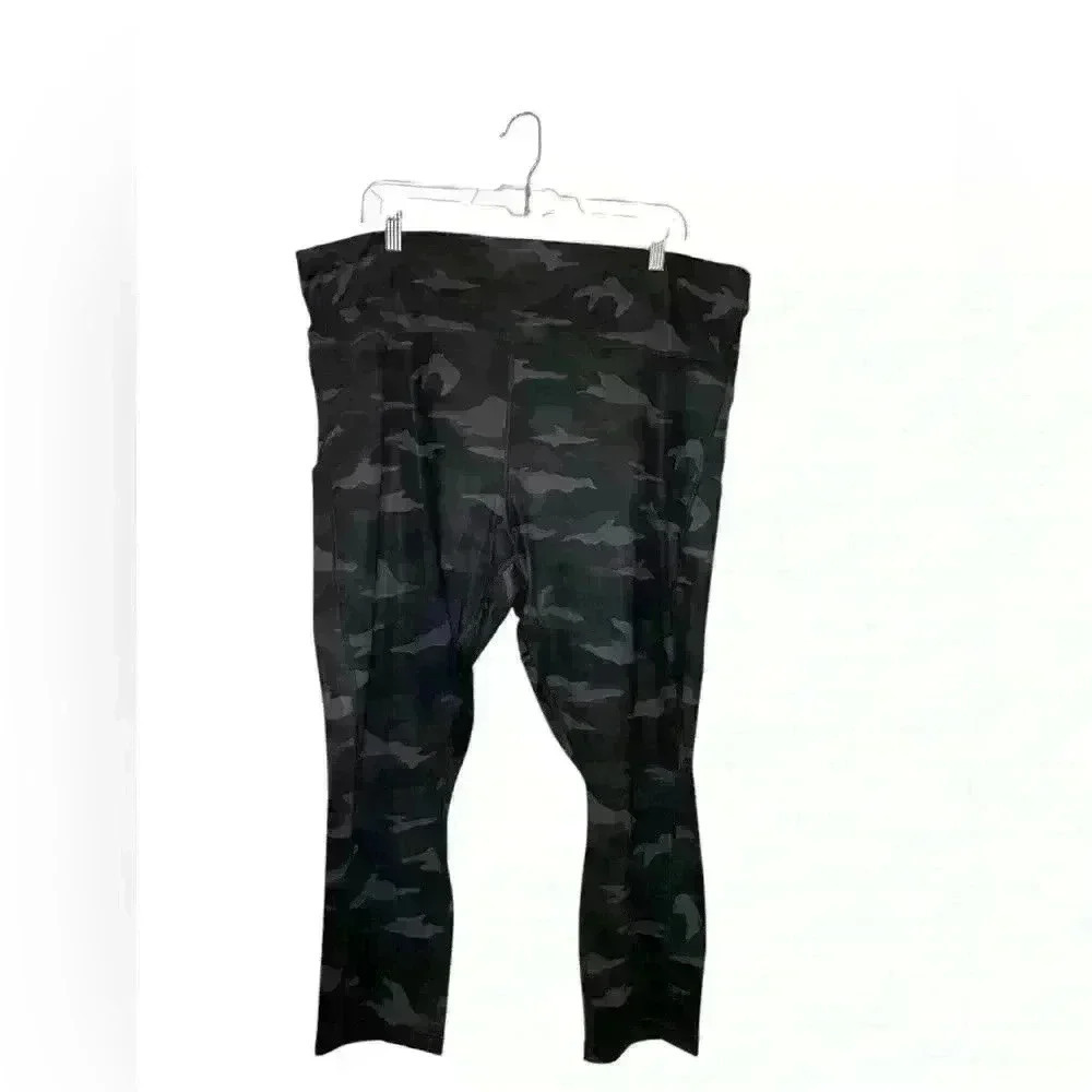 Athleta Ultimate Camo 7/8 Black Tight Size 3X - Picture 2 of 4